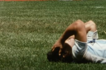 940 milliót fizettek a labdáért amihez istenként ért hozzá Maradona