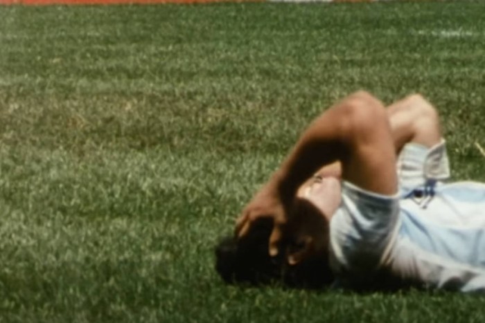 940 milliót fizettek a labdáért amihez istenként ért hozzá Maradona