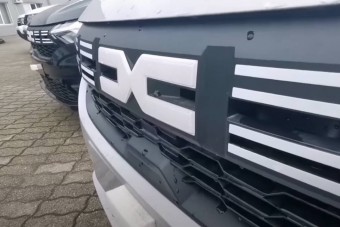Testközelből láthatjuk a Daciák új arcát