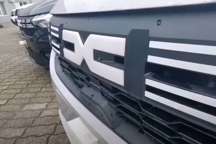 Testközelből láthatjuk a Daciák új arcát