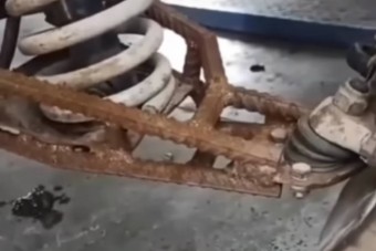 Még az orosz szerelő is rácsodálkozott erre a tákolásra