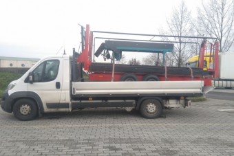 Feldobott a platóra egy munkagépet, a magyar határon aztán elakadt