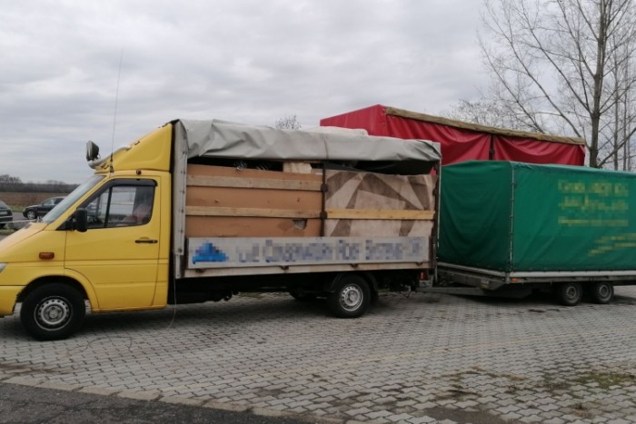 Túl sok cuccot pakolt fel a román teherautós, 350 ezret fizetett a határon