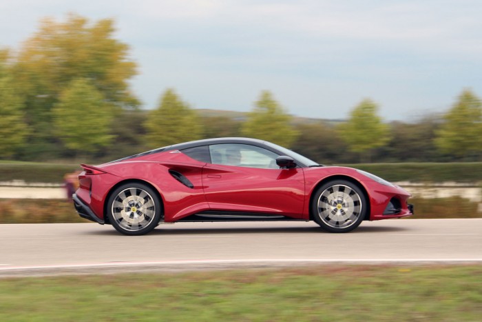 Elfogyott Magyarországon a 400 lóerős sportautó 13 | Vezess Elfogyott Magyarországon a 400 lóerős sportautó 13