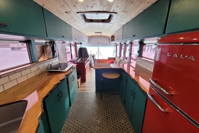 Otthonná varázsolták a nyugdíjazott iskolabuszt 6