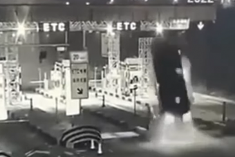 Halálugrást élt túl a fizetőkapunak csapódó autós