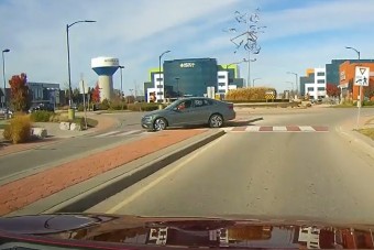 A kezedbe temeted a fejed, ha meglátod, mit művelt ez az autós a körforgalomban