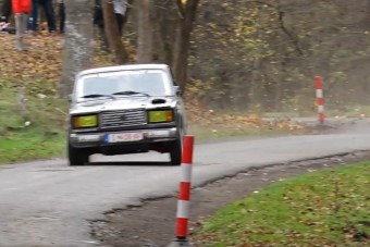 A kamerás reakciója mindent elárul, amikor a hazai Lada-versenyző nyélen elzúg mellette