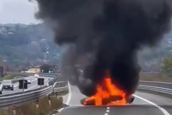 Kigyulladt egy Lamborghini, miután 300-zal hasított az autópályán
