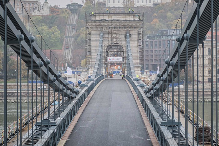 Leaszfaltozták a felújított Lánchidat