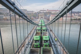 Egy rakás teherautó hajtott rá a Lánchídra