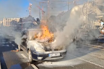 Betonmixerrel oltotta el a kigyulladt autót