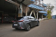 Ezzel szúrja ki a Lexus a vásárlók szemét? – Lexus UX 2023 2