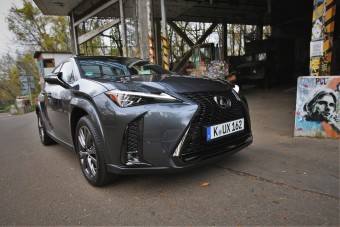 Ezzel szúrja ki a Lexus a vásárlók szemét? – Lexus UX 2023