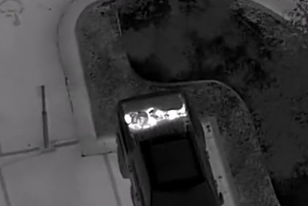 Autót lopott, majd egy másik hátuljában próbált elbújni a rendőrök elől