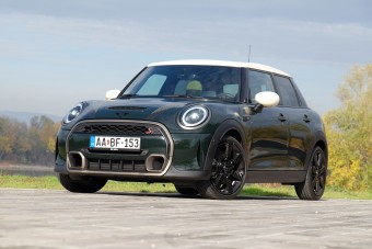 Ha jót akarsz, ebben az autóban nem hátra ülsz