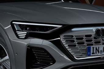 Az Audi is lecseréli a logóját, új emblémát kapnak a német gyártó autói