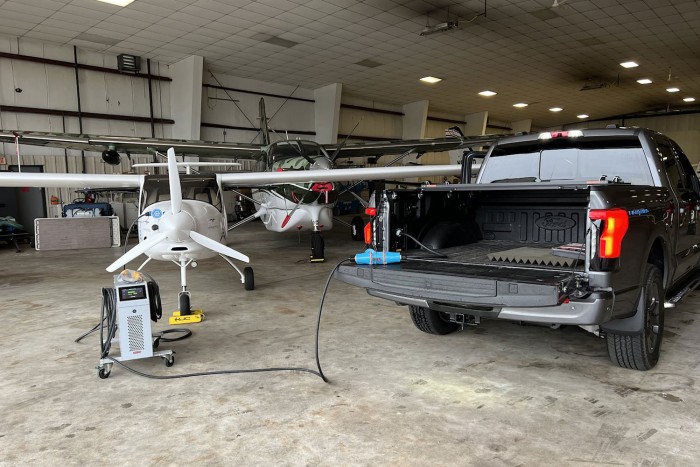 Focimeccsre megy a villanyautóval töltött repülő