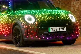 Nemes ügyért borult karácsonyi pompába ez a Mini