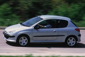 Ez lehet a tuti válságautó? Négy liter alatt eszik, és gombokért adják