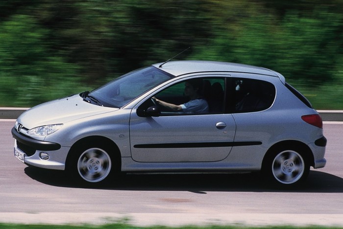 Ez lehet a tuti válságautó? Négy liter alatt eszik, és gombokért adják