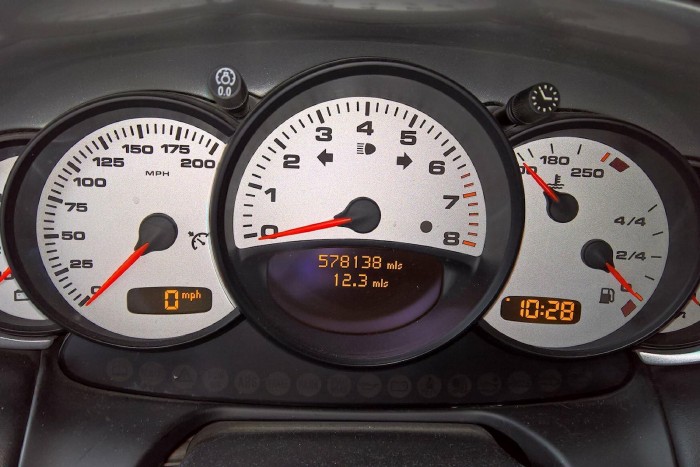 Nyúzták a Porschét, akár egy futár-Suzukit, ez lett az eredménye 2