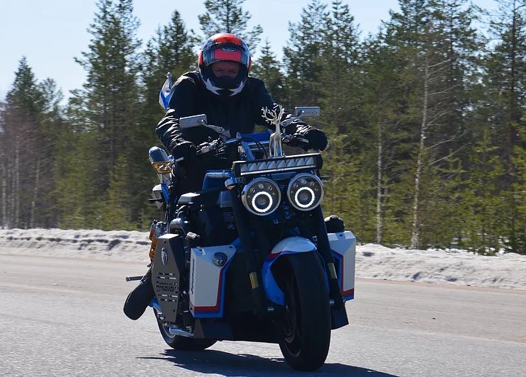 Színtiszta őrület Finnországból: V8-as BMW motor, dupla turbó, két kerék 1 | Vezess Színtiszta őrület Finnországból: V8-as BMW motor, dupla turbó, két kerék 1