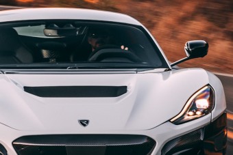 Iszonyú tempót diktál a világ leggyorsabb villanyautója