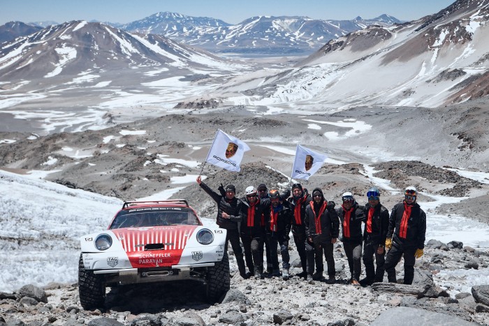 Porschéval mászták meg a világ legmagasabb vulkánját 7