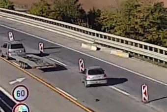 A közutasok felállítják, a magyar autósok azonnal letarolják az autópályás tereléseket