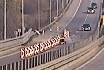 A közelében sem volt senki, mégis az egész terelést lezúzta egy taxis az M31-esen