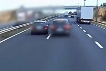 Ráhúzta a kormányt egy idős autósra az M1-esen, három év börtönt is kaphat