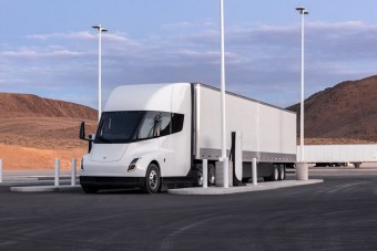 Elon Musk komoly bejelentést tett a Tesla kamionról