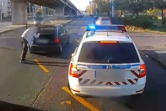 Elakadt az öreg Škoda a kereszteződésben, a budapesti rendőrök hősies gesztusát ünneplik