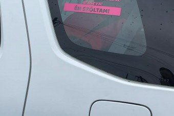 Egy anyuka kőkemény üzenetet ragasztott saját Suzukijára