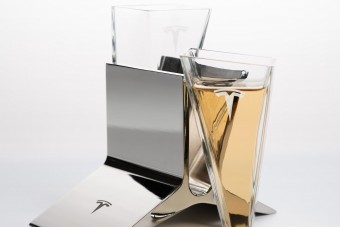 Röviditalhoz árul egyedi poharat a Tesla