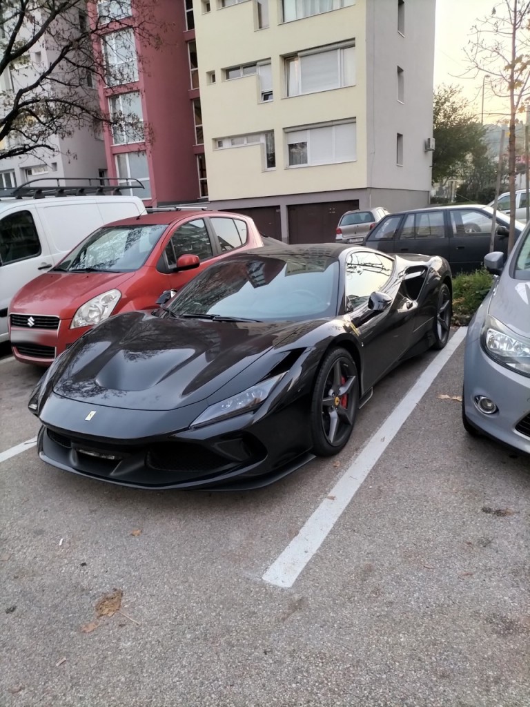 Egyedi rendszámos Ferrari parkolt egy budafoki lakótelepen 1