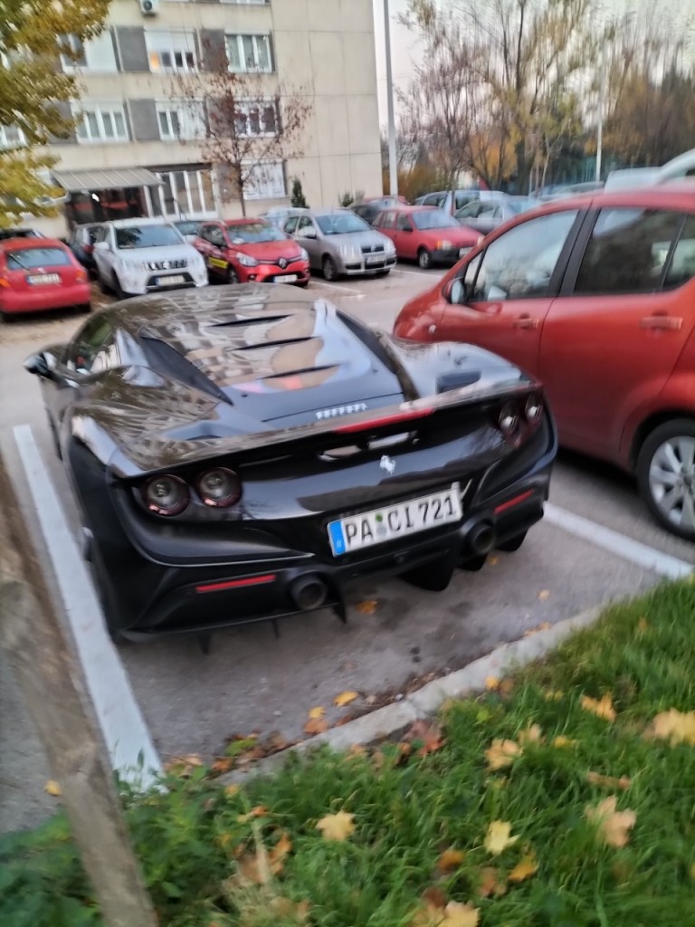 Egyedi rendszámos Ferrari parkolt egy budafoki lakótelepen 2