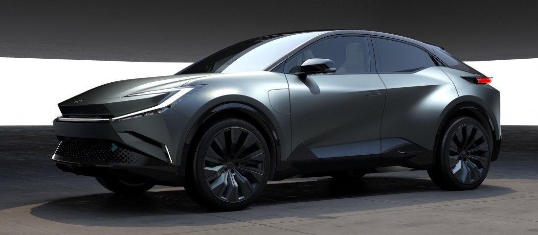 Görbe érintőképernyő, tojáskormány a Toyotától