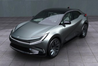 Görbe érintőképernyő, tojáskormány a Toyotától