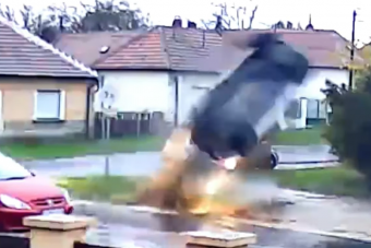 Filmbe illő borulást rögzített a biztonsági kamera egy Vas megyei ház előtt