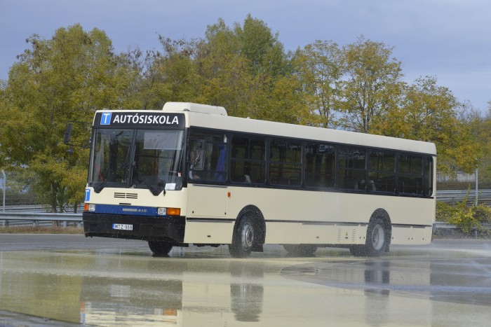 Ez történik az utasokkal, ha satufékeznie kell a busznak