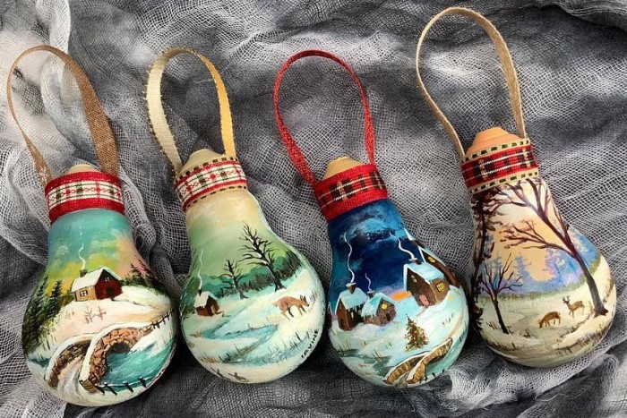 Kiégett izzókból készítenek karácsonyi díszt