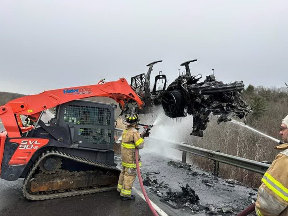 “Csupán” 45 ezer liter vízre volt szükség egy lángoló villanyautó eloltásához 2