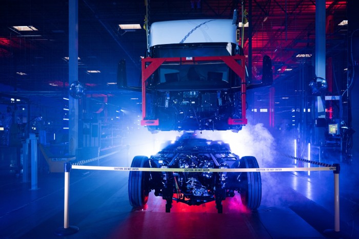 Történelmi pillanat, átadták a Tesla első kamionjait 4 | Vezess Történelmi pillanat, átadták a Tesla első kamionjait 4