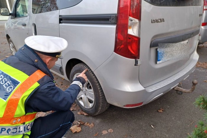 Már ezt is figyelik az autókon a rendőrök