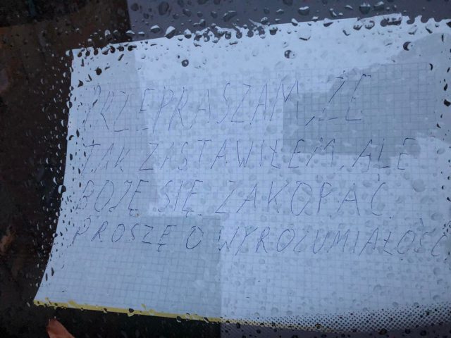 Napokig blokkolta a fél parkolót egy autós, az okát cetlire írva hagyta meg 2