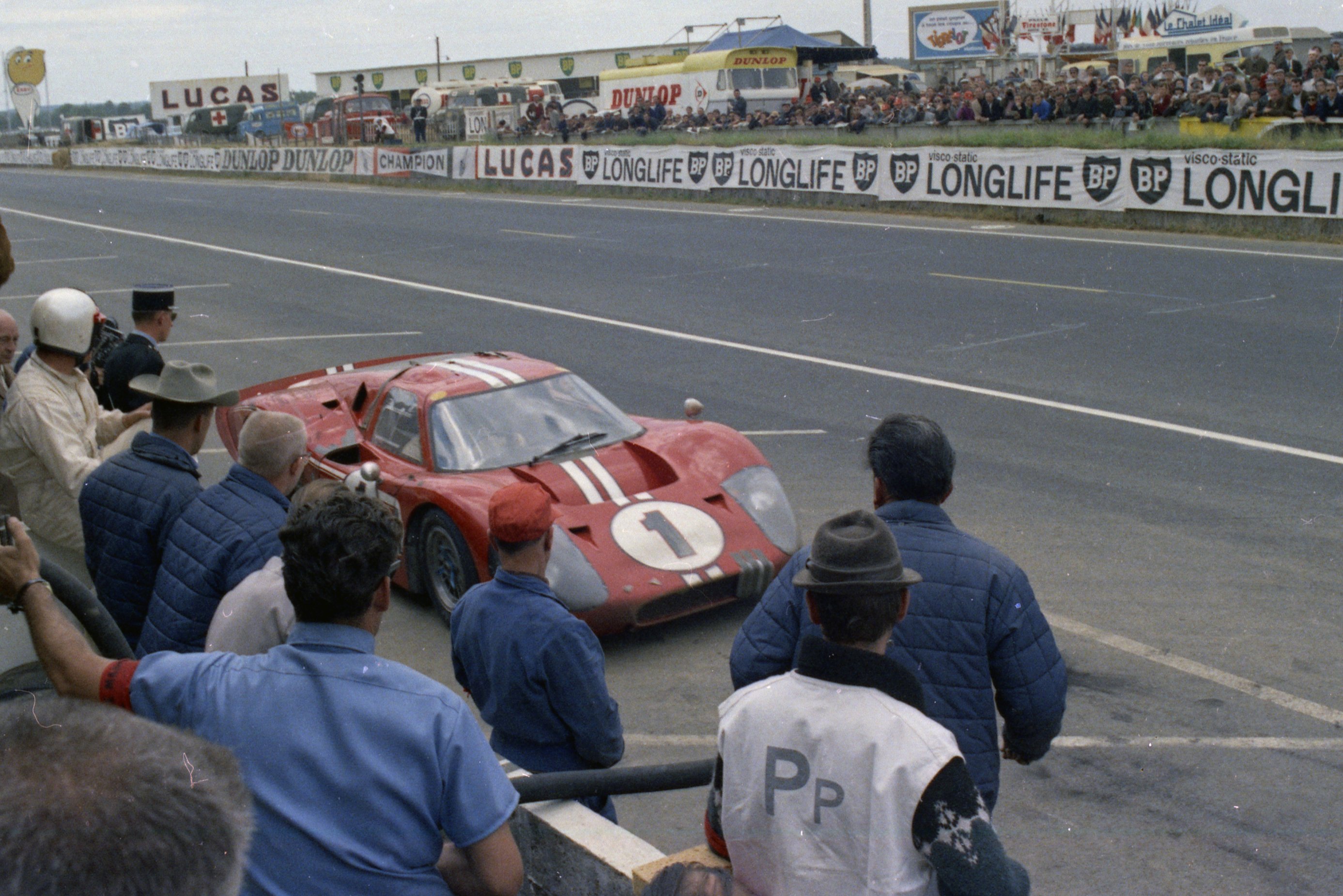 Extrém versenyautóként búcsúzik a Ford GT 1