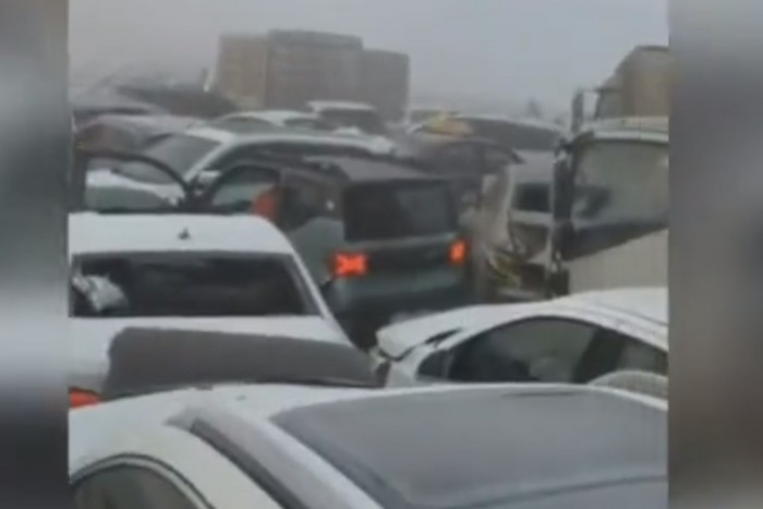 Észvesztő baleset történt egy hídon, 200 autó ütközött