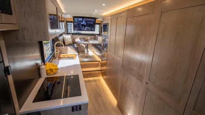 400 milliós guruló luxusgarzon, amivel indulhatunk a világ végére 3